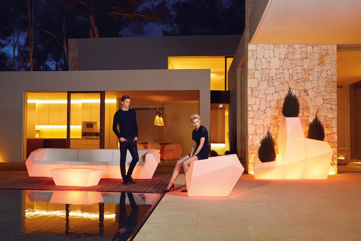 "Lightweight and durable PIXEL lounge chair by Vondom ideal for modern living areas."