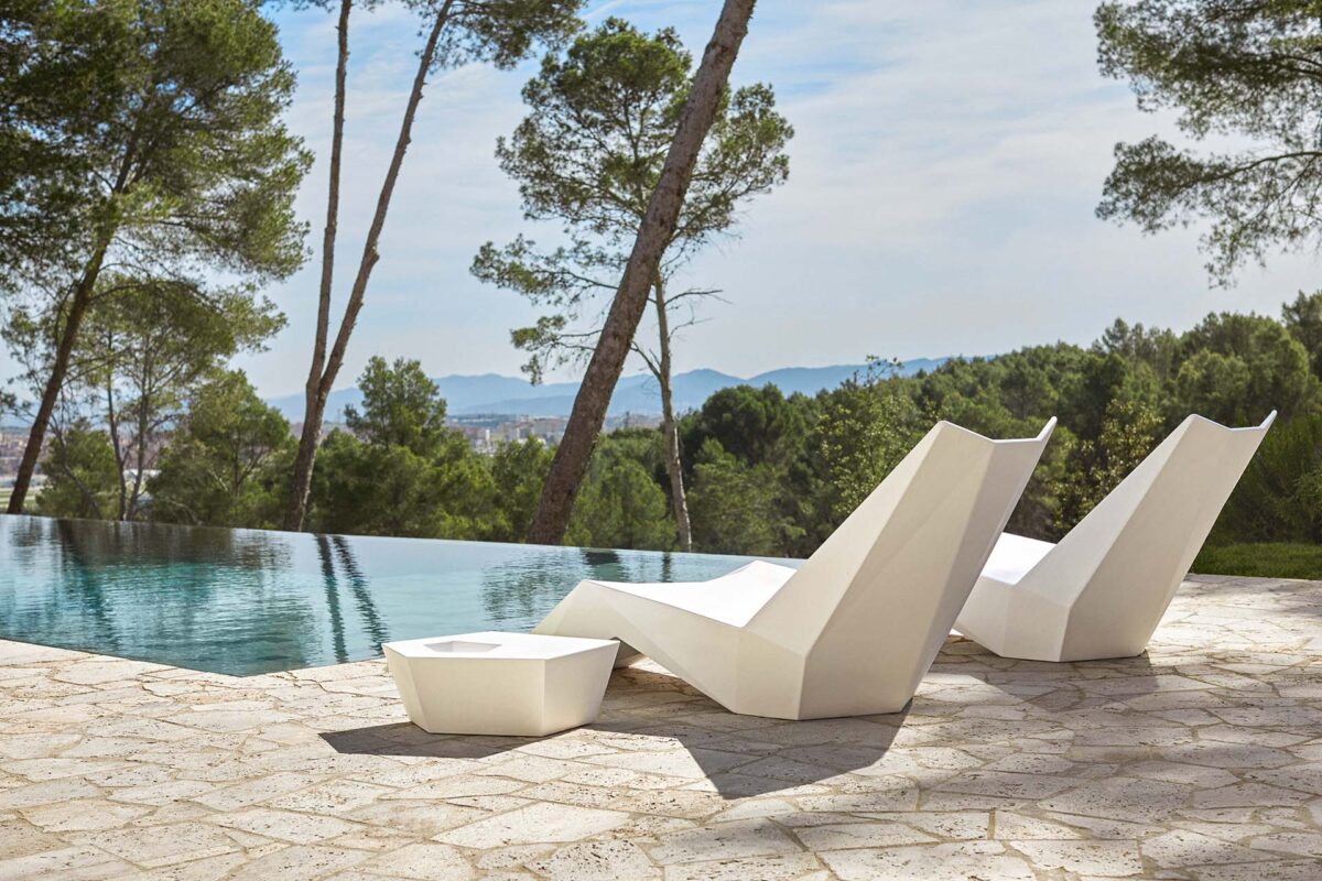 Modern Faz Sunbed 187x80x82cm by Ramón Esteve for Vondom, high-end Spanish outdoor furniture for Royal Oak, Michigan.