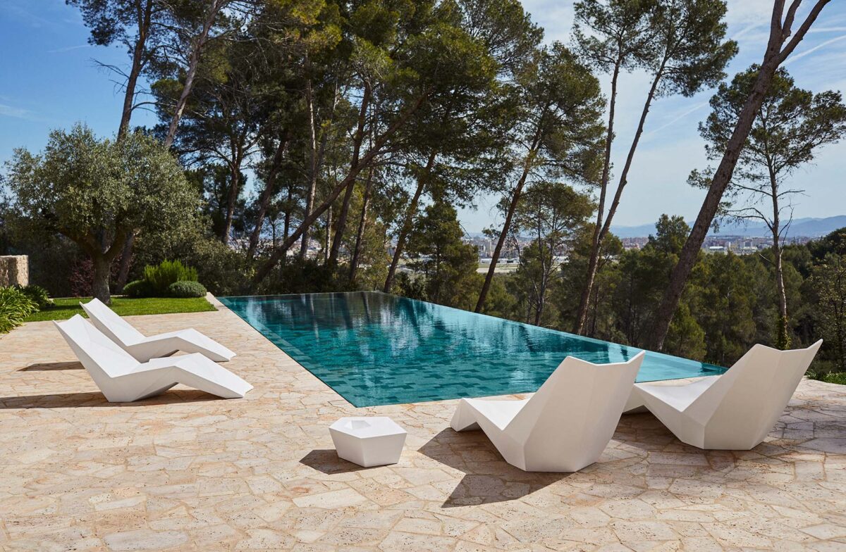 Modern Faz Sunbed 187x80x82cm by Ramón Esteve for Vondom, high-end Spanish outdoor furniture for Royal Oak, Michigan.