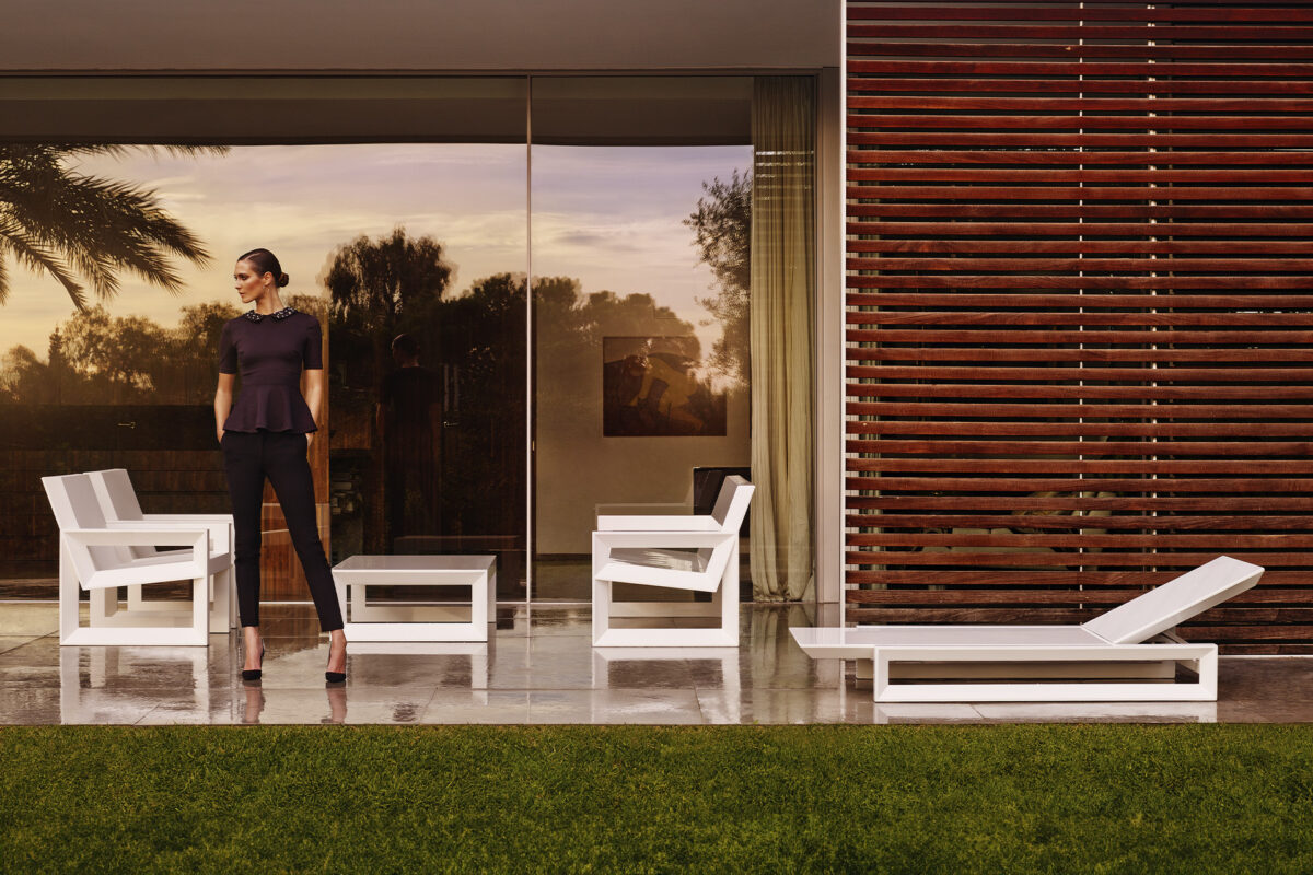 Luxury contemporary Frame Sun Chaise by Ramón Esteve for Vondom, high-end Spanish outdoor furniture for Birmingham, Michigan.