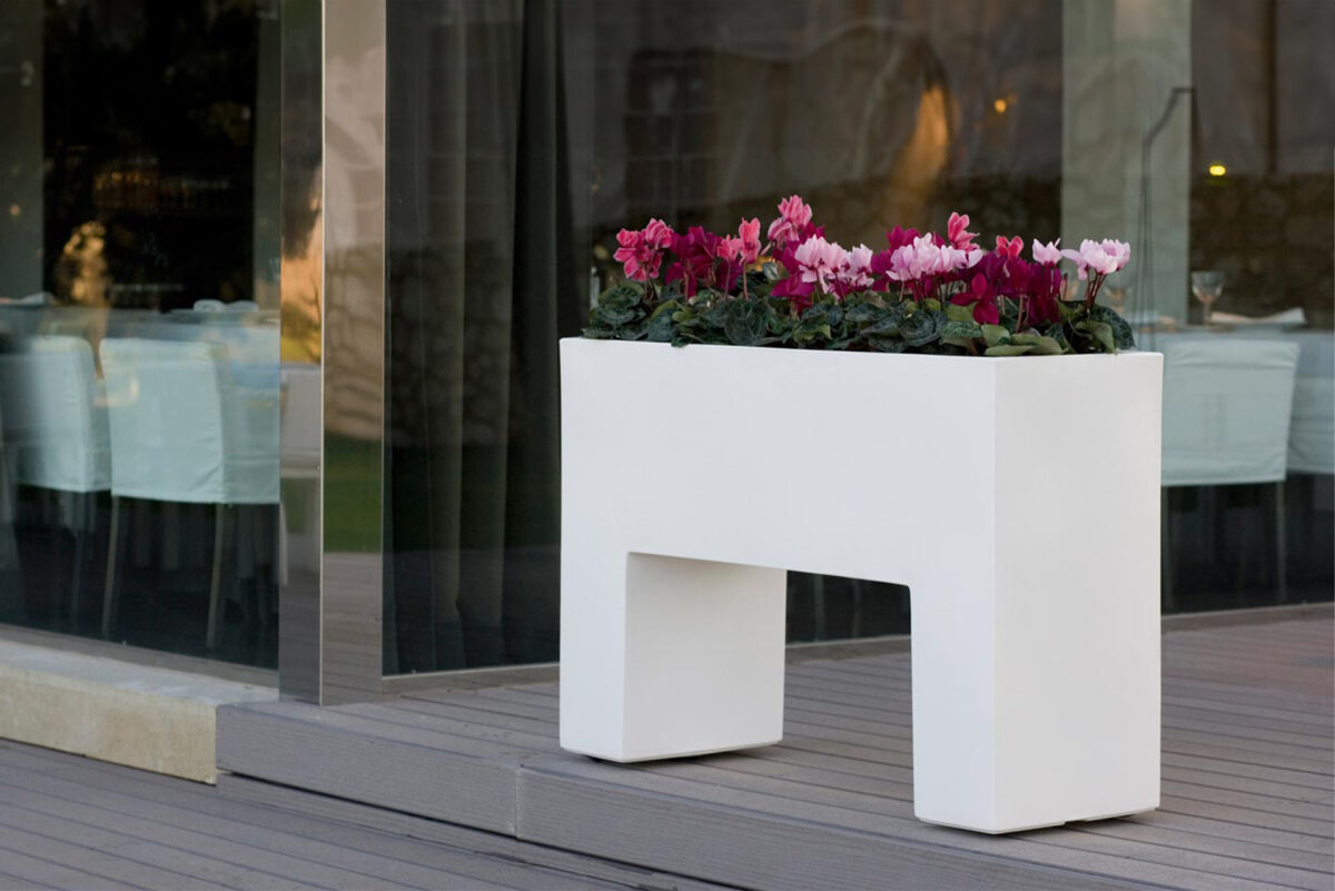 WALL Planter by Vondom, high planter, 73x57 cm, ecru, UV-resistant polyethylene.