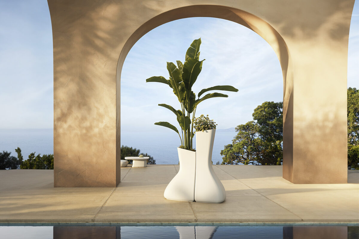 Vondom NOMA TWINS – Sculptural twin planters, ideal for creating a statement garden design in Troy.