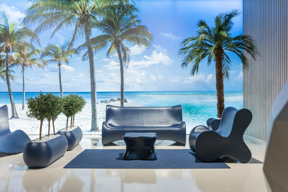 Modern PAL Lounge Chair by Vondom in white resin, featuring curved ergonomic design.
