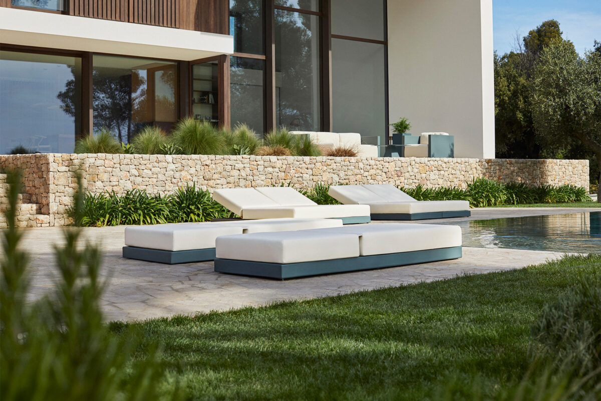 Modern Spanish Pixel modular designer sun lounger by Vondom, geometric faceted patio chaise for Troy, Michigan.