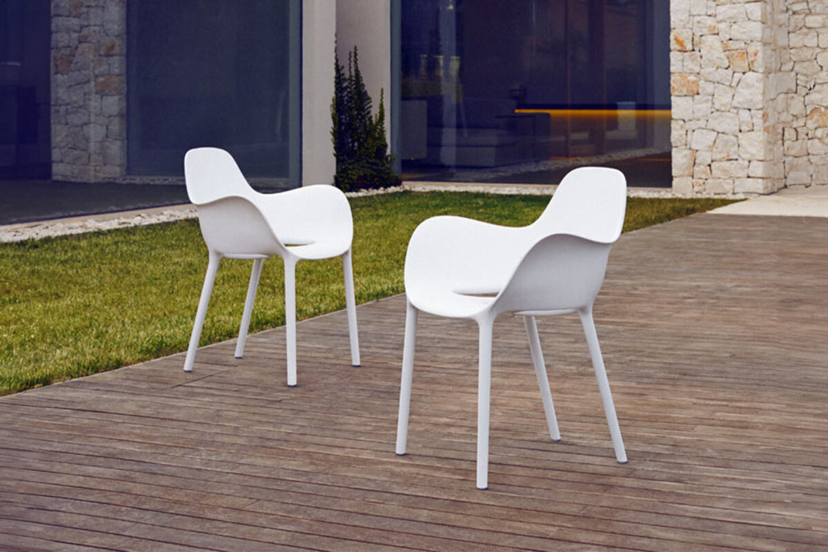 Sleek Italian-designed SABINAS Armchair with sculptural curves