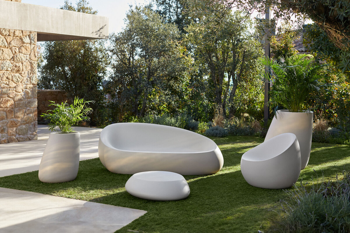 Modern Italian outdoor furniture – Stone Lounge Chair by Vondom