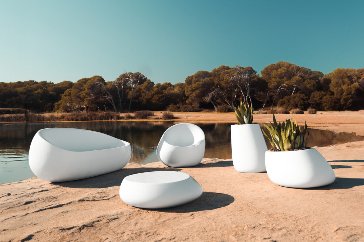Ergonomic and elegant lounge seating by Vondom
