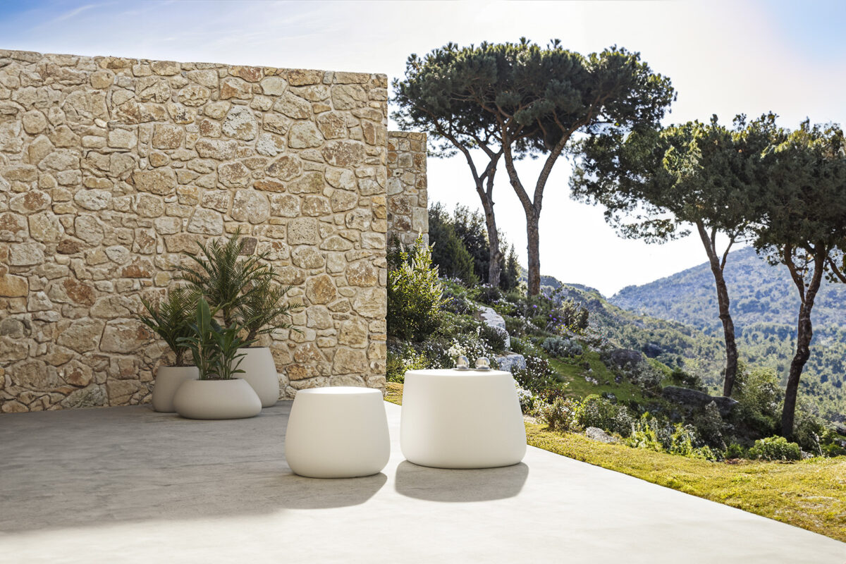 Luxury Italian-style STONE Table 69x63x50 by Vondom, combining functionality and visual appeal