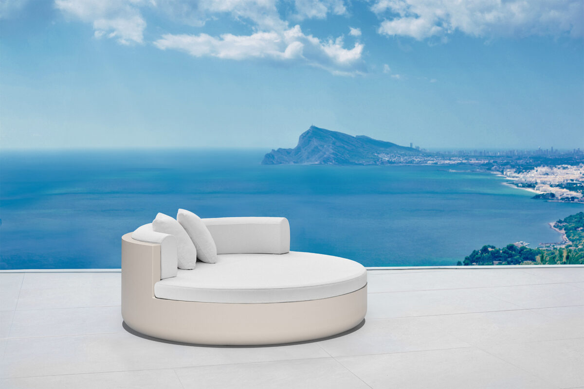 Minimalist ULM Round Daybed by Vondom with low-profile silhouette and generous dimensions