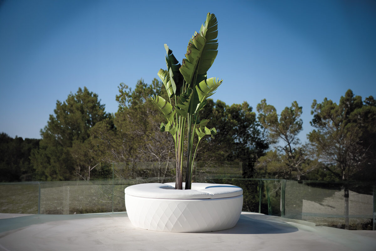 VASES ISLAND by Vondom, ideal for adding sophistication to Troy, Michigan homes.
