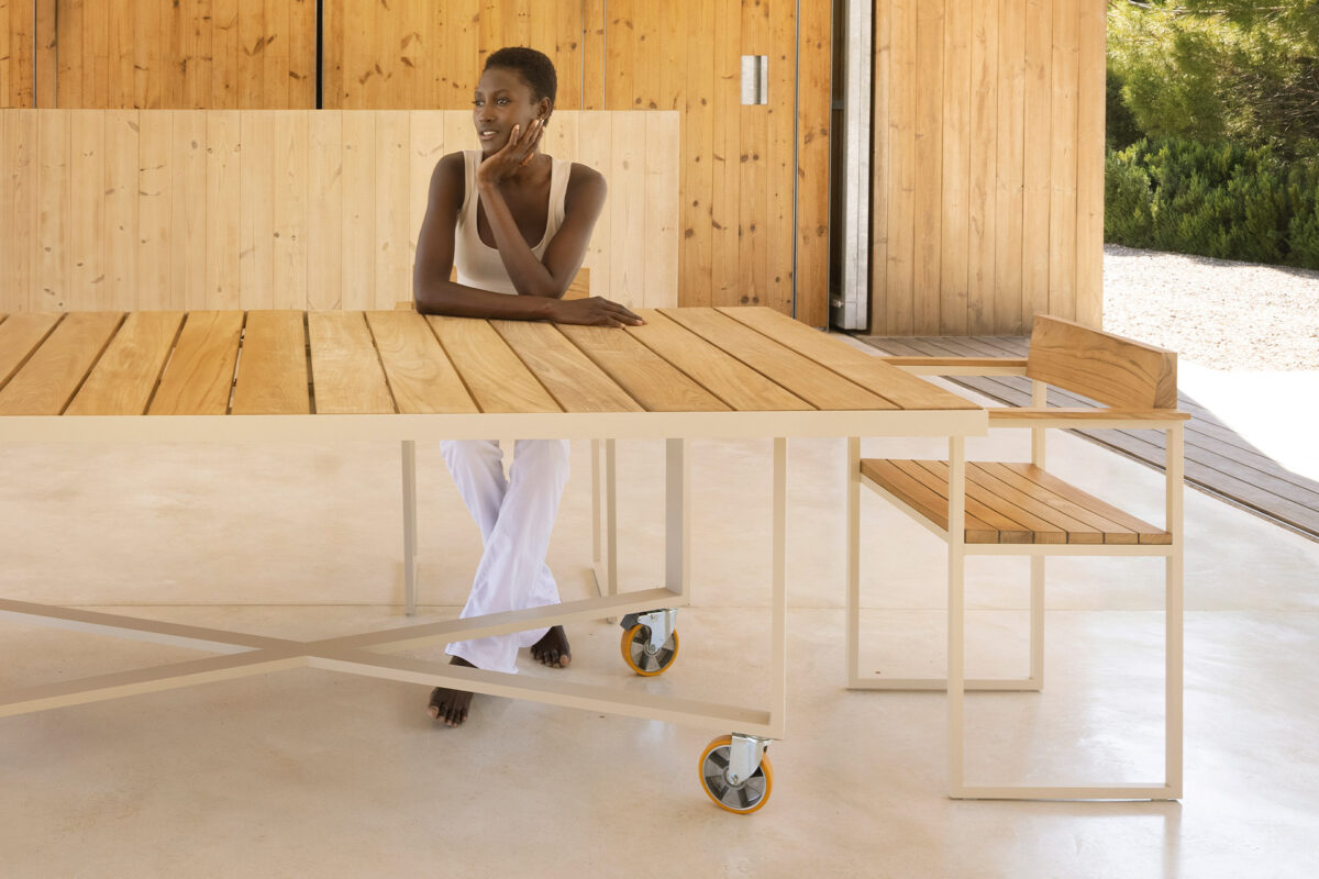 VINEYARD dining table by Vondom in a modern Italian style