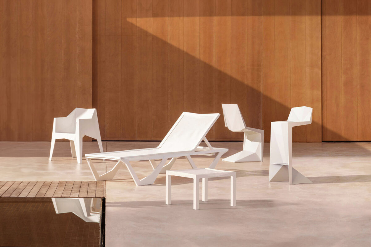 Compact VOXEL Side Table by Vondom – a statement piece for poolside, patios, or rooftop lounges