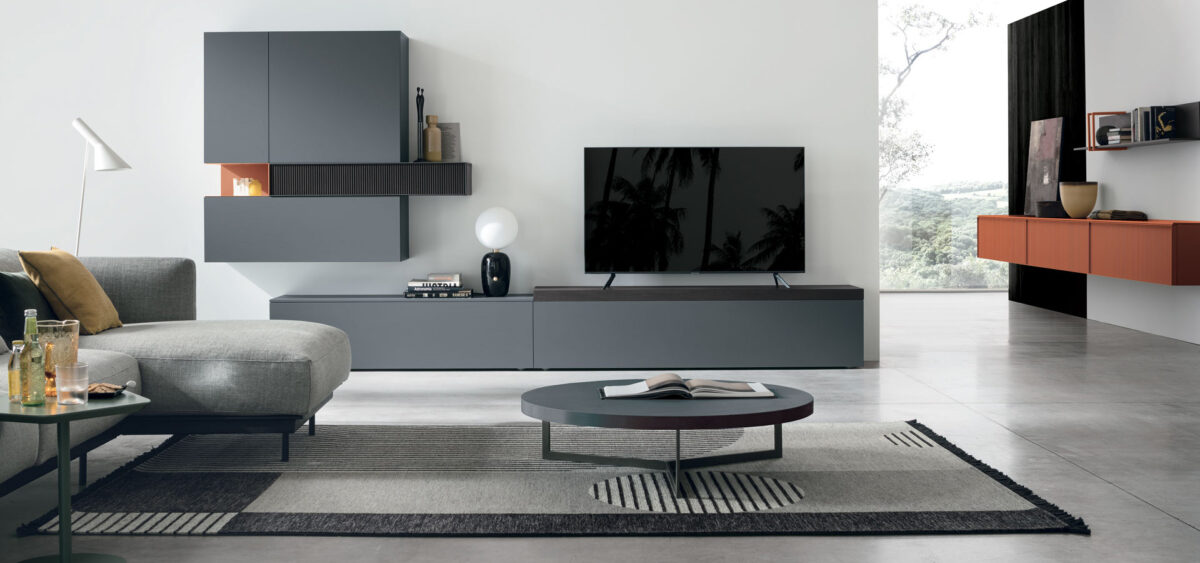 “Atlante UNIT_AT134 by Tomasella – modern Italian wall unit with suspended TV cabinet and vertical open shelving arrangement”