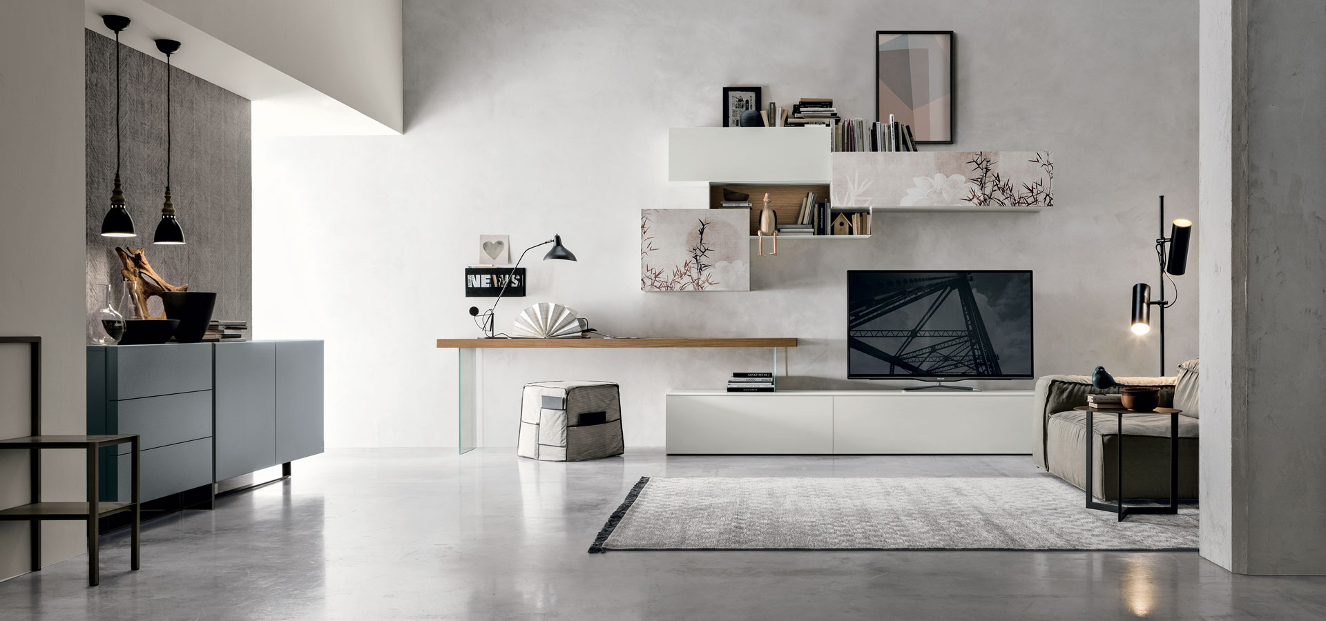 “Atlante UNIT_AT138 by Tomasella – modern Italian wall unit with suspended TV base and tall open shelving in sleek matte finish”