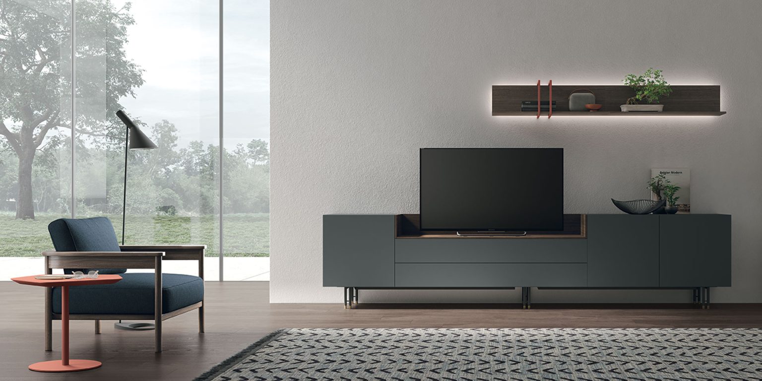 “Atlante UNIT_AT140 by Tomasella – modern Italian wall unit with suspended TV base and vertical shelving in minimalist layout”