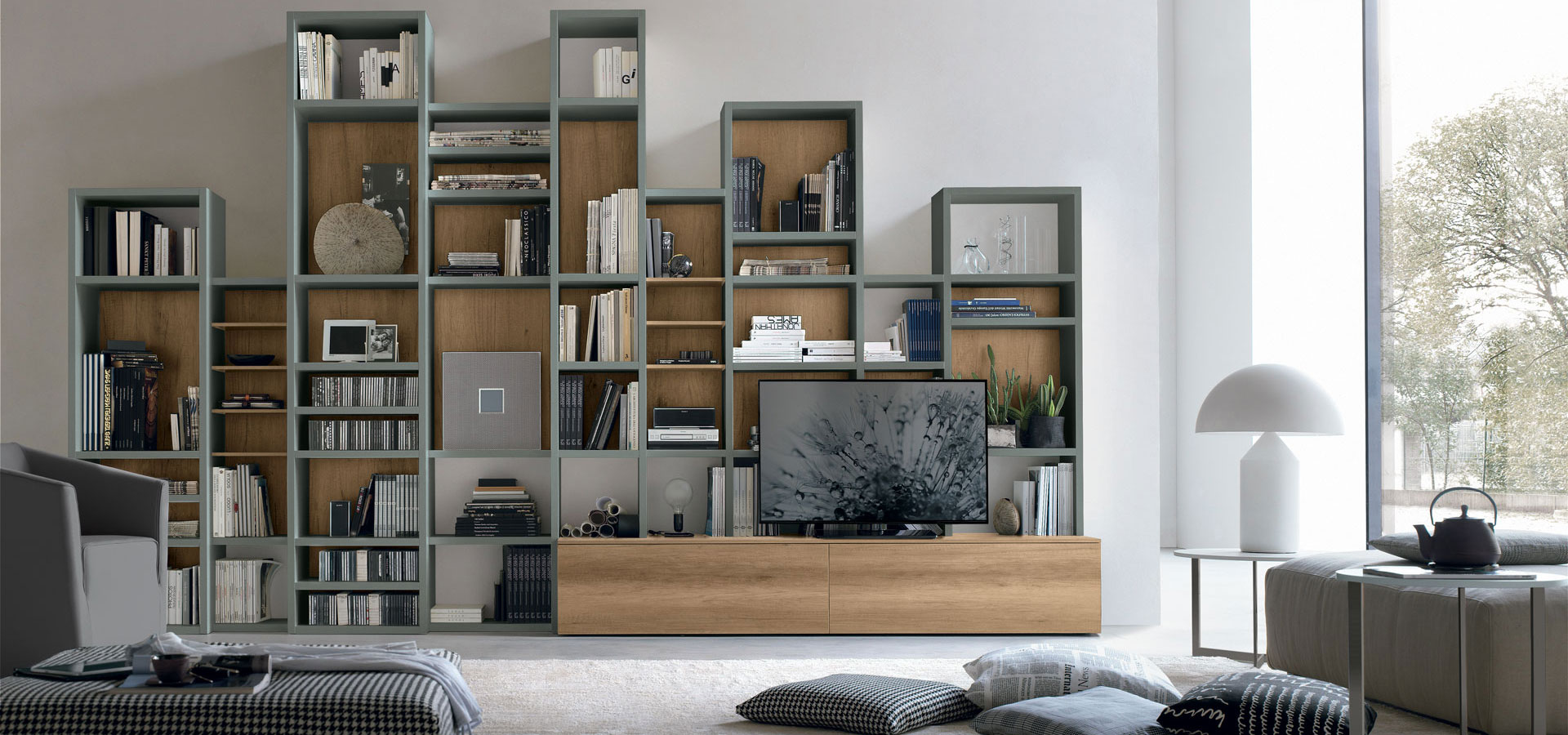 “Atlante UNIT_AT220 by Tomasella – contemporary Italian wall unit featuring minimalist lines, integrated shelving, and sleek storage elements”