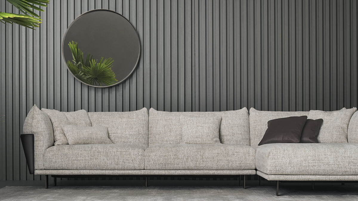"Adonis chair with curved backrest and linear metal base, combining elegance and function."