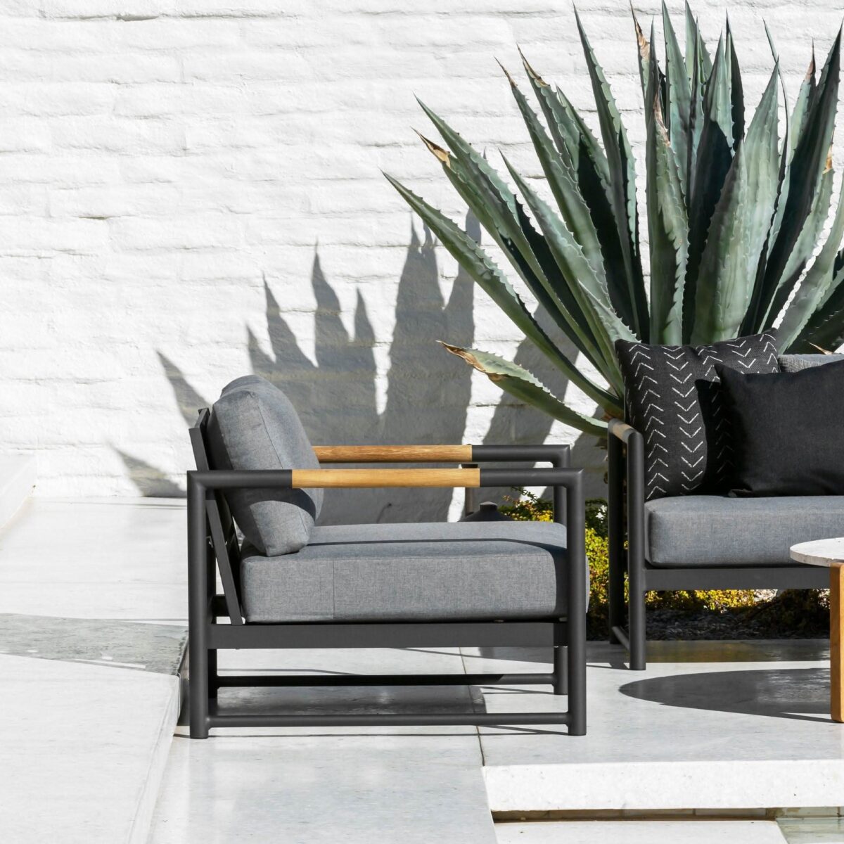 “Designer outdoor lounge chair – Breeze XL by Harbour featuring modern coastal elegance”