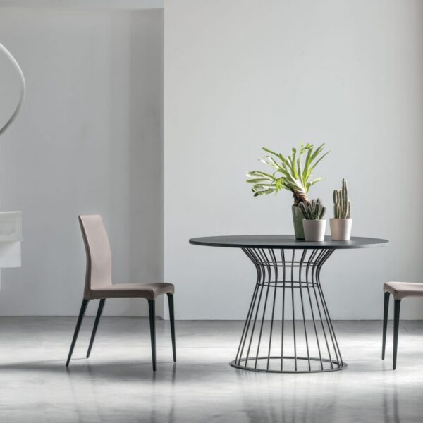 “Brigitte table by Tomasella – modern Italian dining table with elegant pedestal base and sleek contemporary design”
