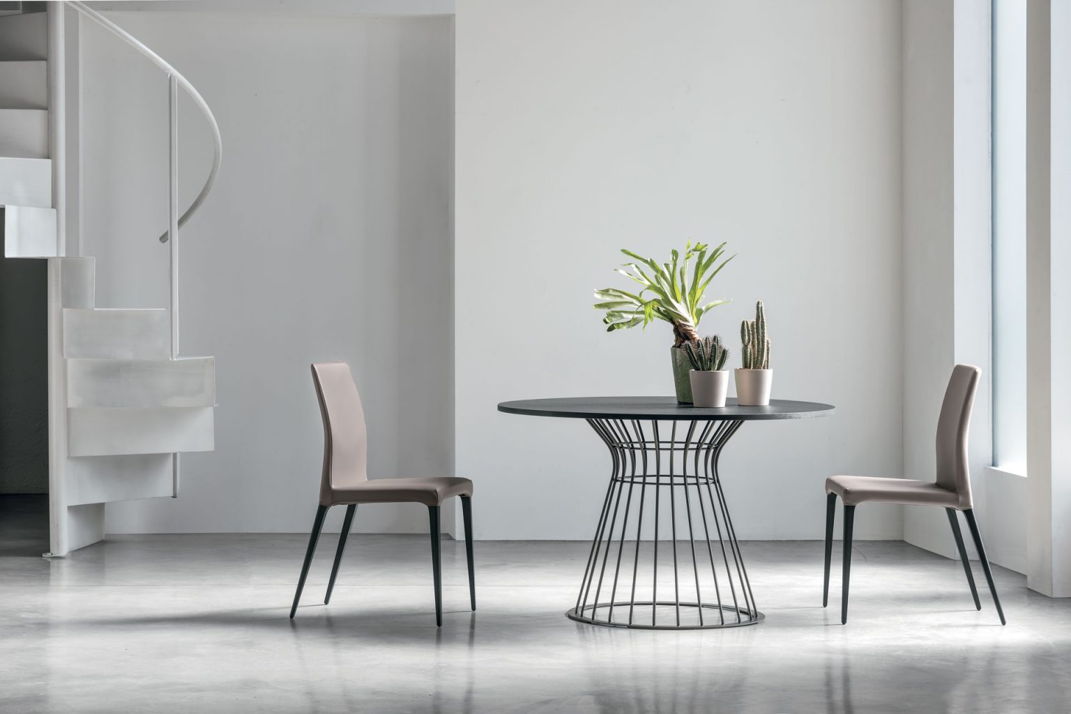 “Brigitte table by Tomasella – modern Italian dining table with elegant pedestal base and sleek contemporary design”