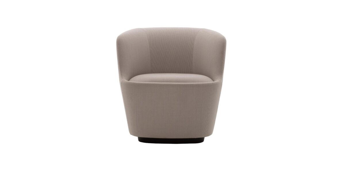 Sculptural Orla couch with continuous curves and understated style, part of Cappellini’s modern furniture line.