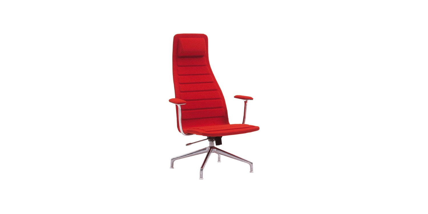 "Elegant office corner furnished with Lotus chair, combining comfort and refined design."