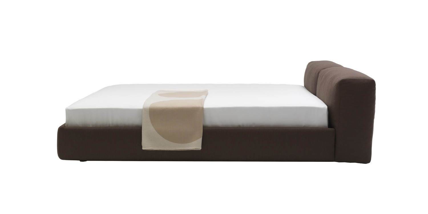 "Sculptural bed with removable cover in various fabrics and leathers, designed by Jasper Morrison – Superoblong by Cappellini."
