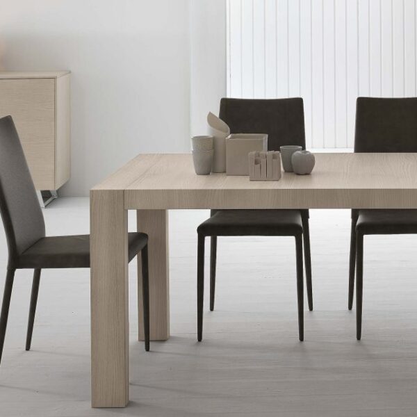 “Extendable dining table by Tomasella – Doppio Passo model with smooth expansion system and clean geometric form”