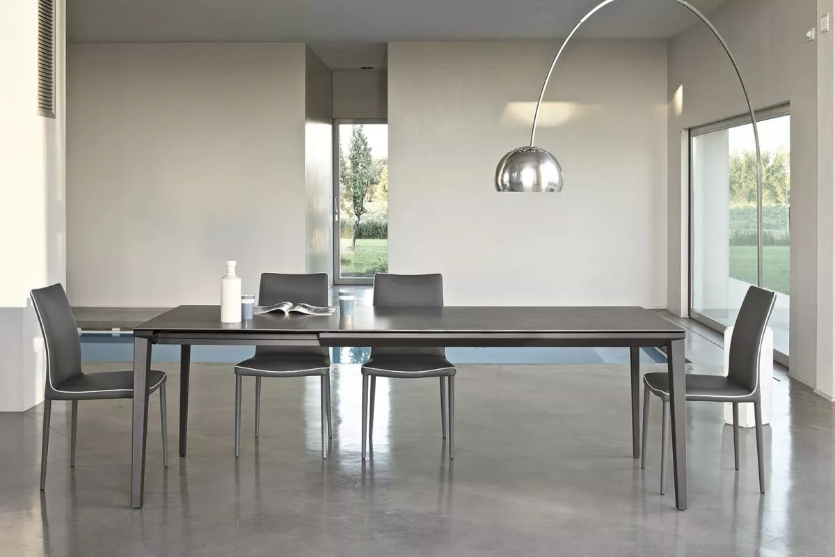 Echo by Bontempi – extendable dining table with slender aluminium-and-steel frame and glossy extrawhite glass top.