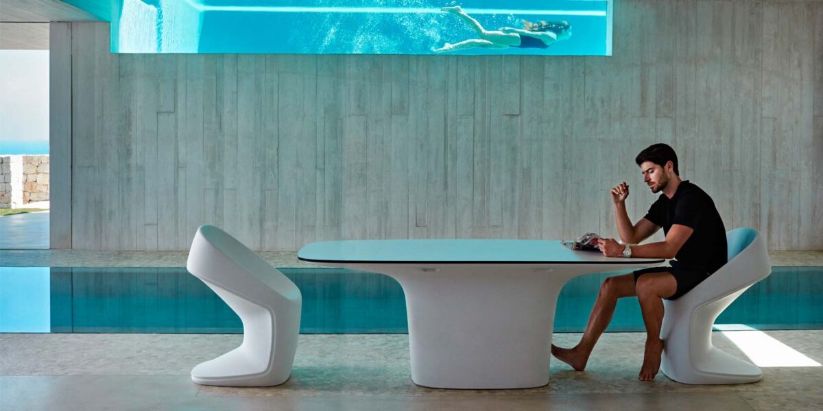 "Modern 200x100x72 cm UFO table by Vondom with aerodynamic lines and sculptural structure."