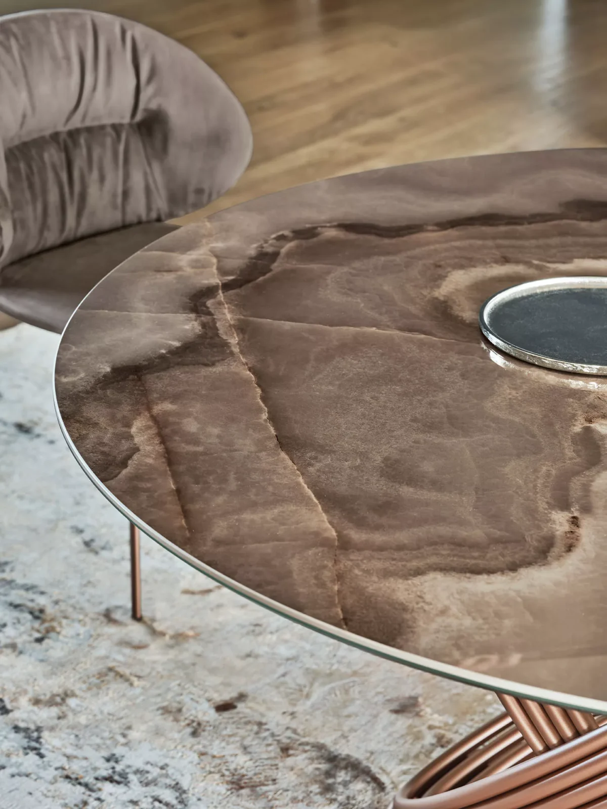 Fusion Round by Bontempi – Ø150 cm round table with interlocking lacquered metal ring base in matt black and natural oak veneer top.