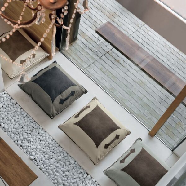 “Giglio mirror by Tomasella – modern Italian wall mirror with floral-inspired frame and refined sculptural detail”