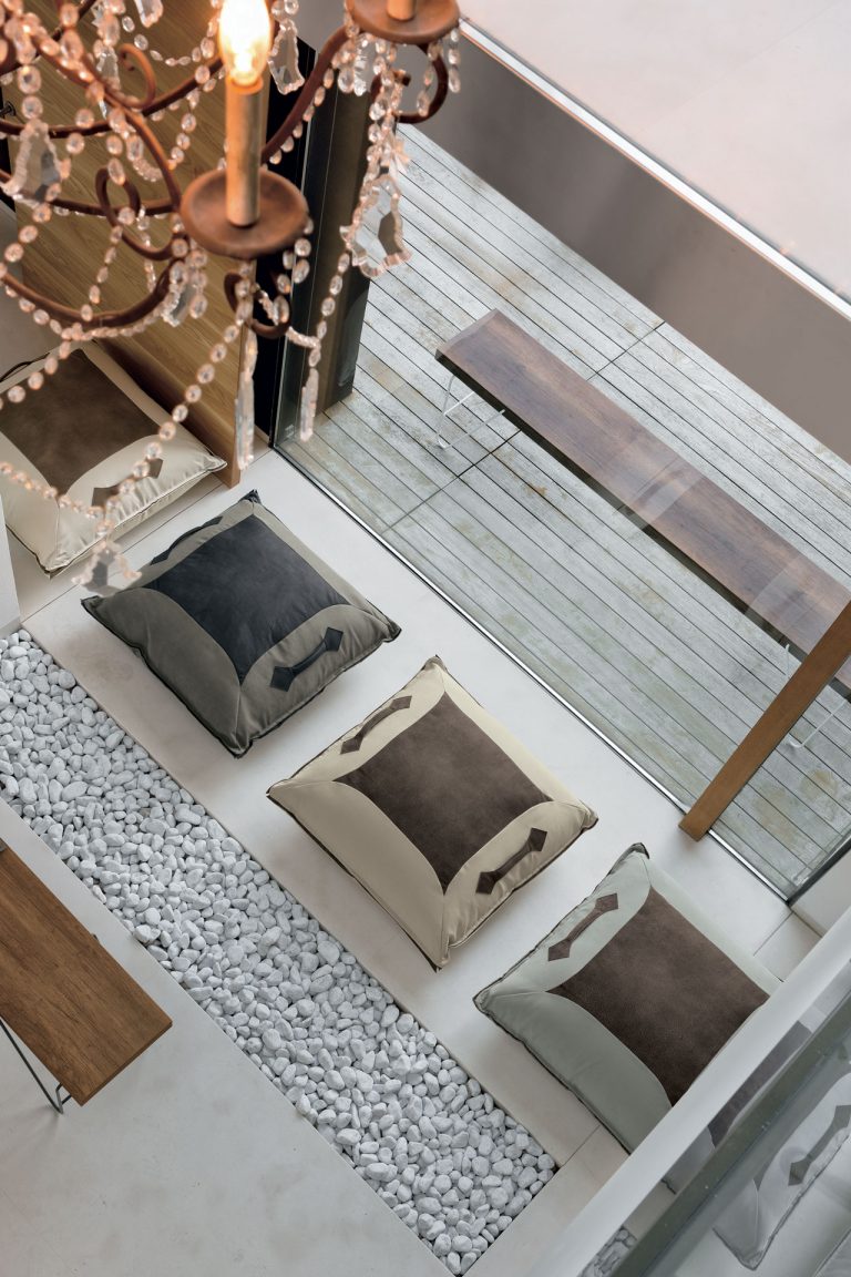 “Giglio mirror by Tomasella – modern Italian wall mirror with floral-inspired frame and refined sculptural detail”