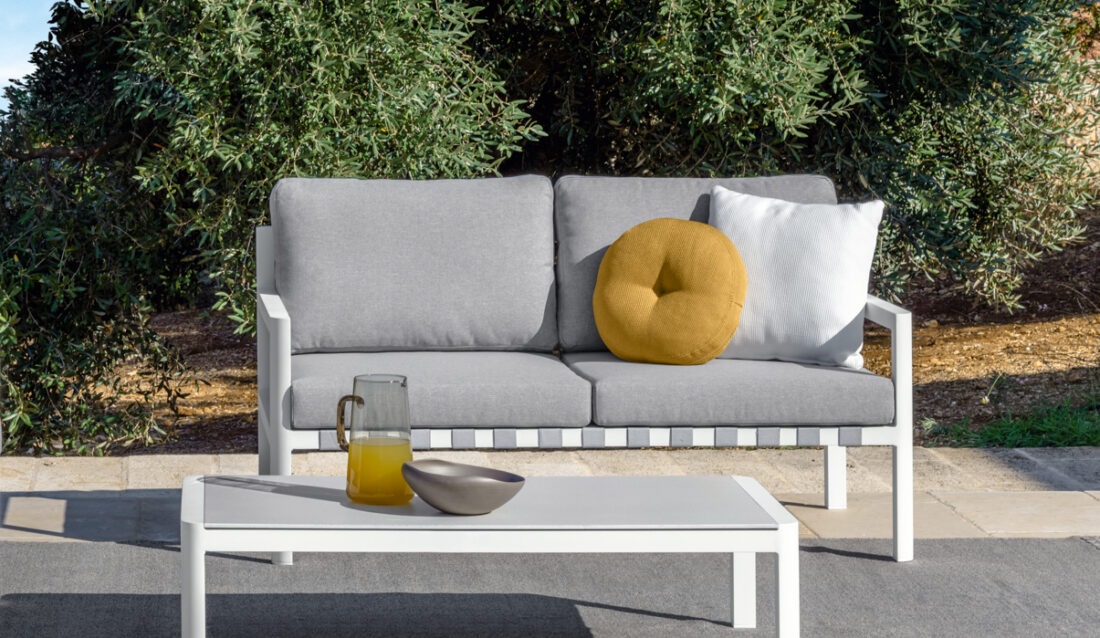 Modern Nunù living armchair with rounded silhouette by Talentispa