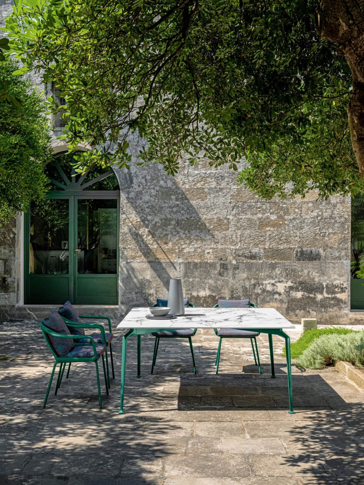High-end outdoor dining armchair from Talenti’s Cruise Alu collection, ideal for Birmingham, Michigan patios