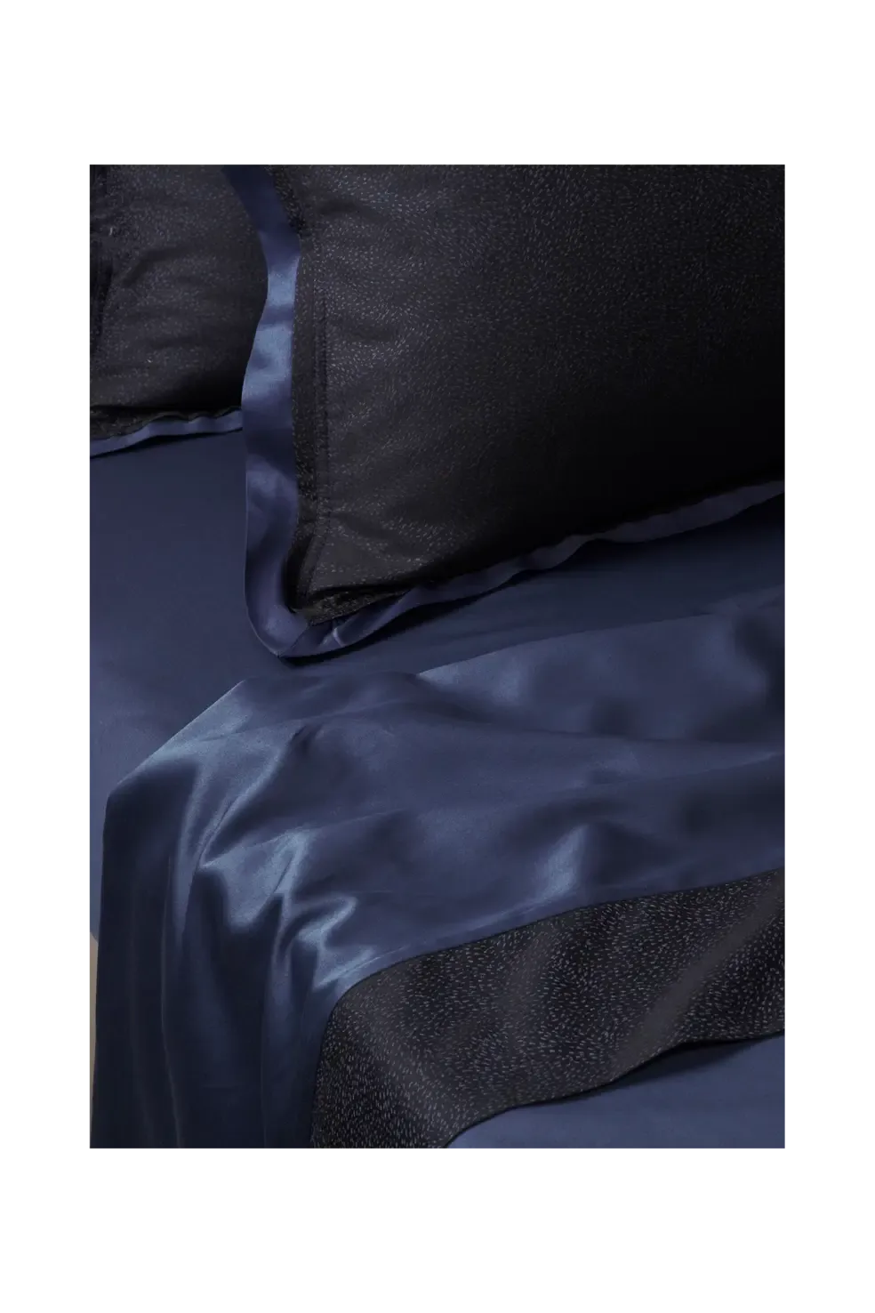 Elevate your sleep sanctuary with Moooi's "Calligraphy Bird" flat sheet. High-end, artistic design brings elegant beauty to discerning Birmingham homes.
