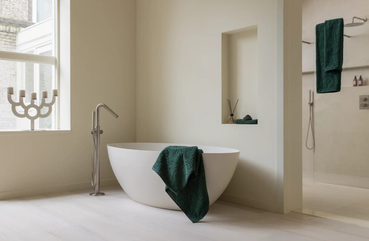 Dodo Pavone Towel by Moooi, featuring a jacquard-woven pattern inspired by the extinct Dodo Pavone bird, offering plush absorbency and available in Royal Oak, Michigan.