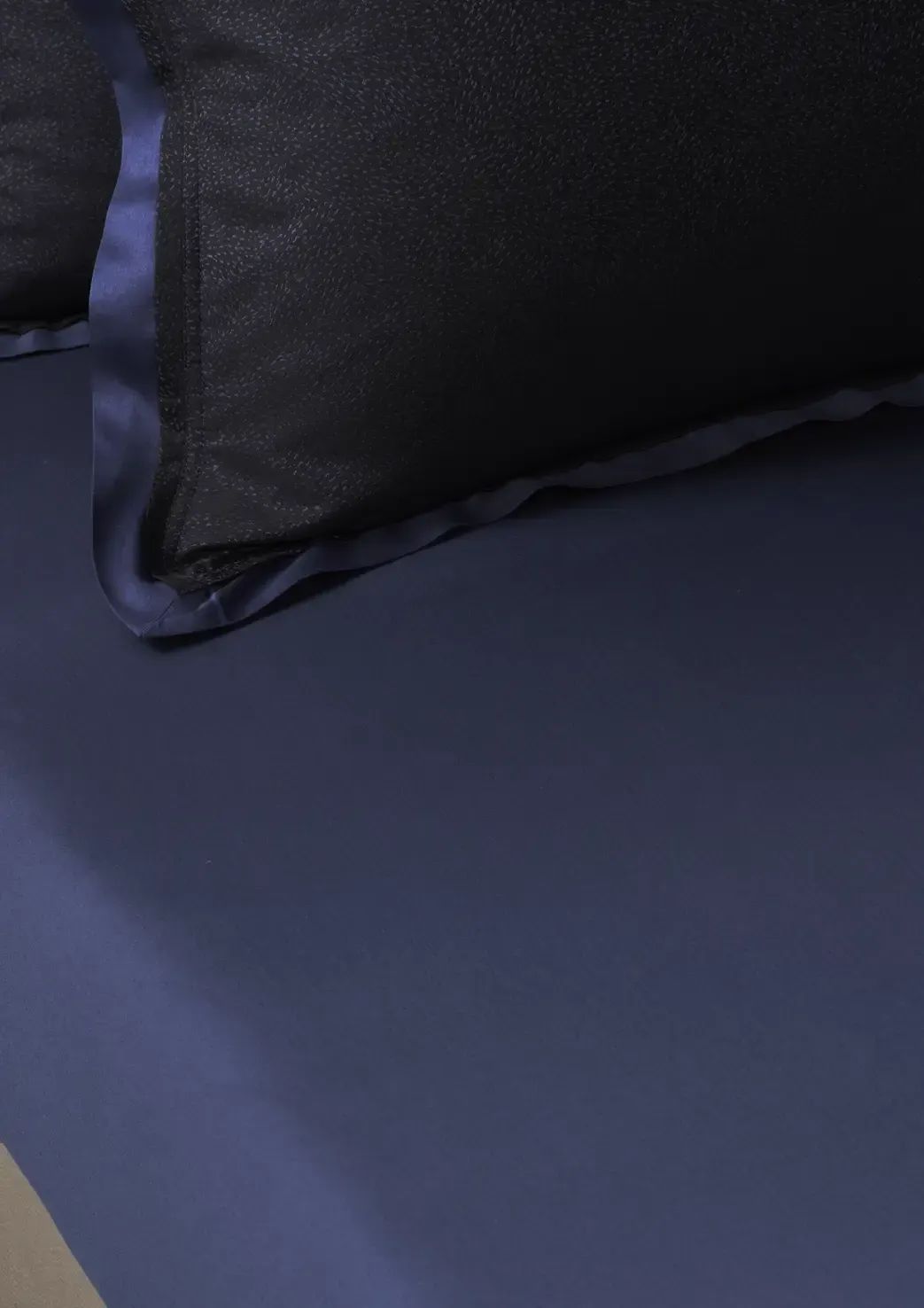 Calligraphy Bird fitted sheet by Moooi on modern bed