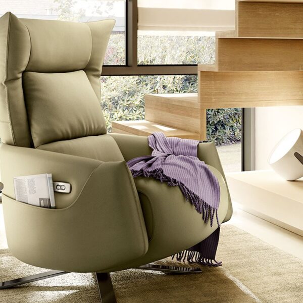 Feel the pulse of relaxation with Natuzzi's advanced comfort features. Italian craftsmanship for a truly well-being oriented Troy, MI home.