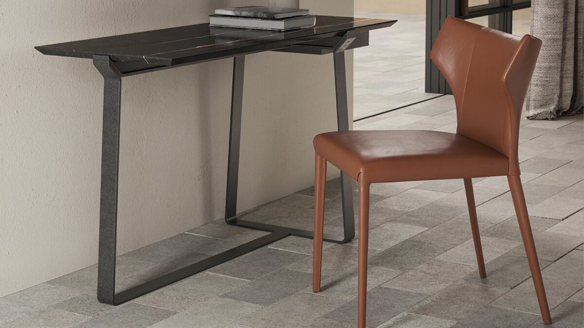 High-end Pi Greco dining table by Manzoni and Tapinassi for Natuzzi Italia, modern Italian design for Troy, Michigan.