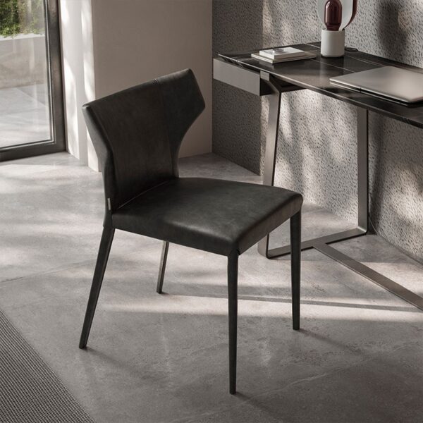 High-end Pi Greco dining table by Manzoni and Tapinassi for Natuzzi Italia, modern Italian design for Troy, Michigan.