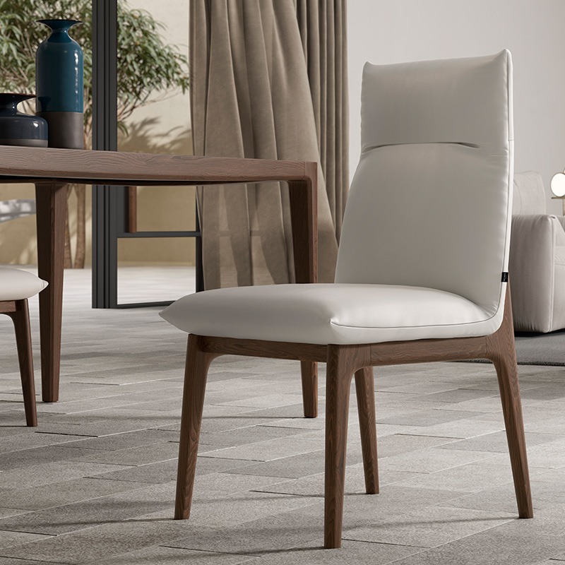 Luxury contemporary Sovrana sofa by Manzoni and Tapinassi for Natuzzi Italia, high-end Italian design for Birmingham, Michigan.