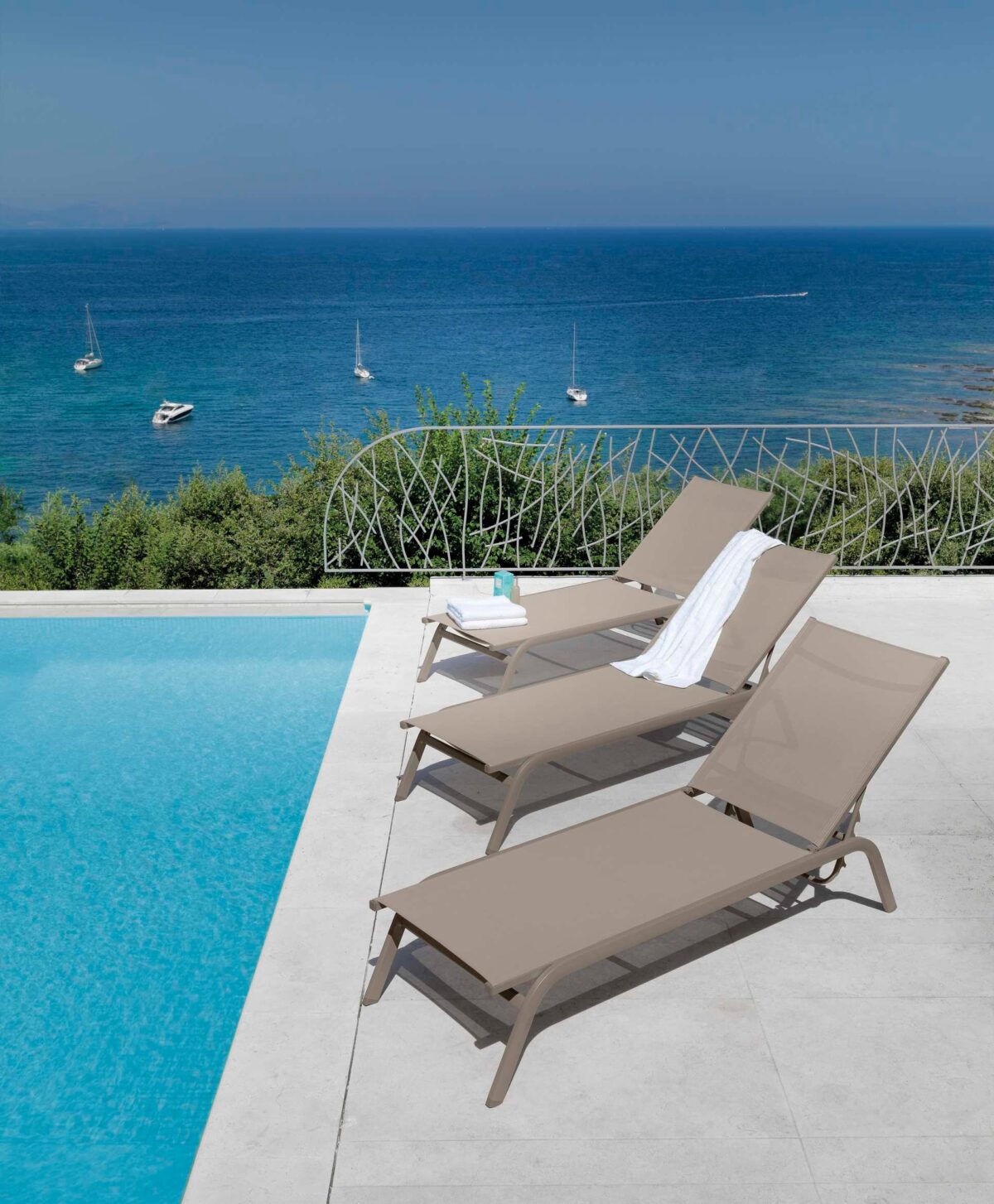 Designer Step living armchair with sharp lines and elegance by Talentispa