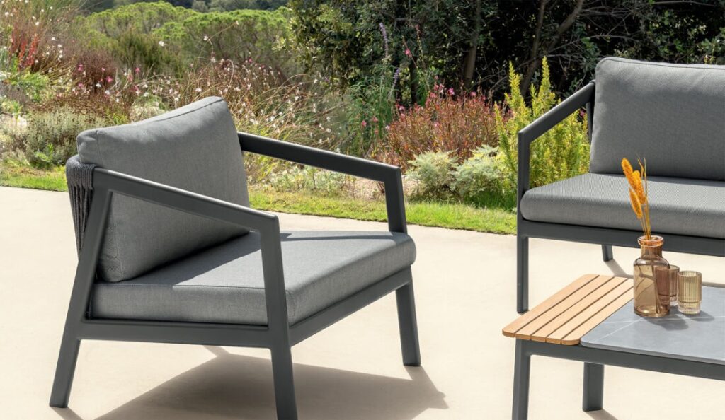 Nova living armchair with elegant curved backrest by Talentispa