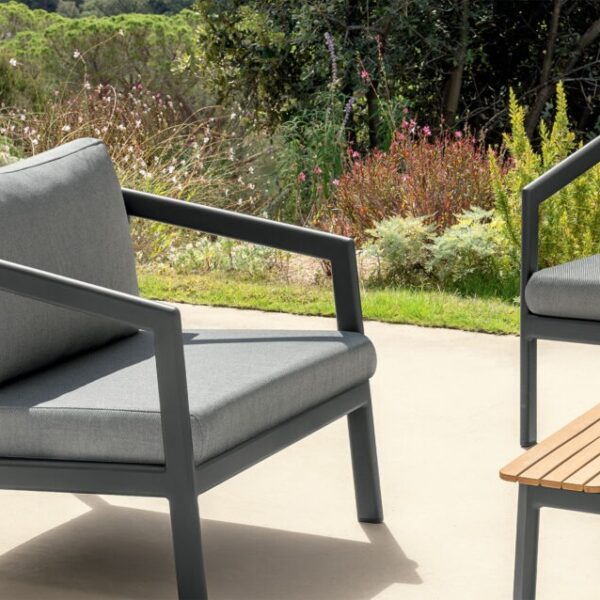 Nova living armchair with elegant curved backrest by Talentispa