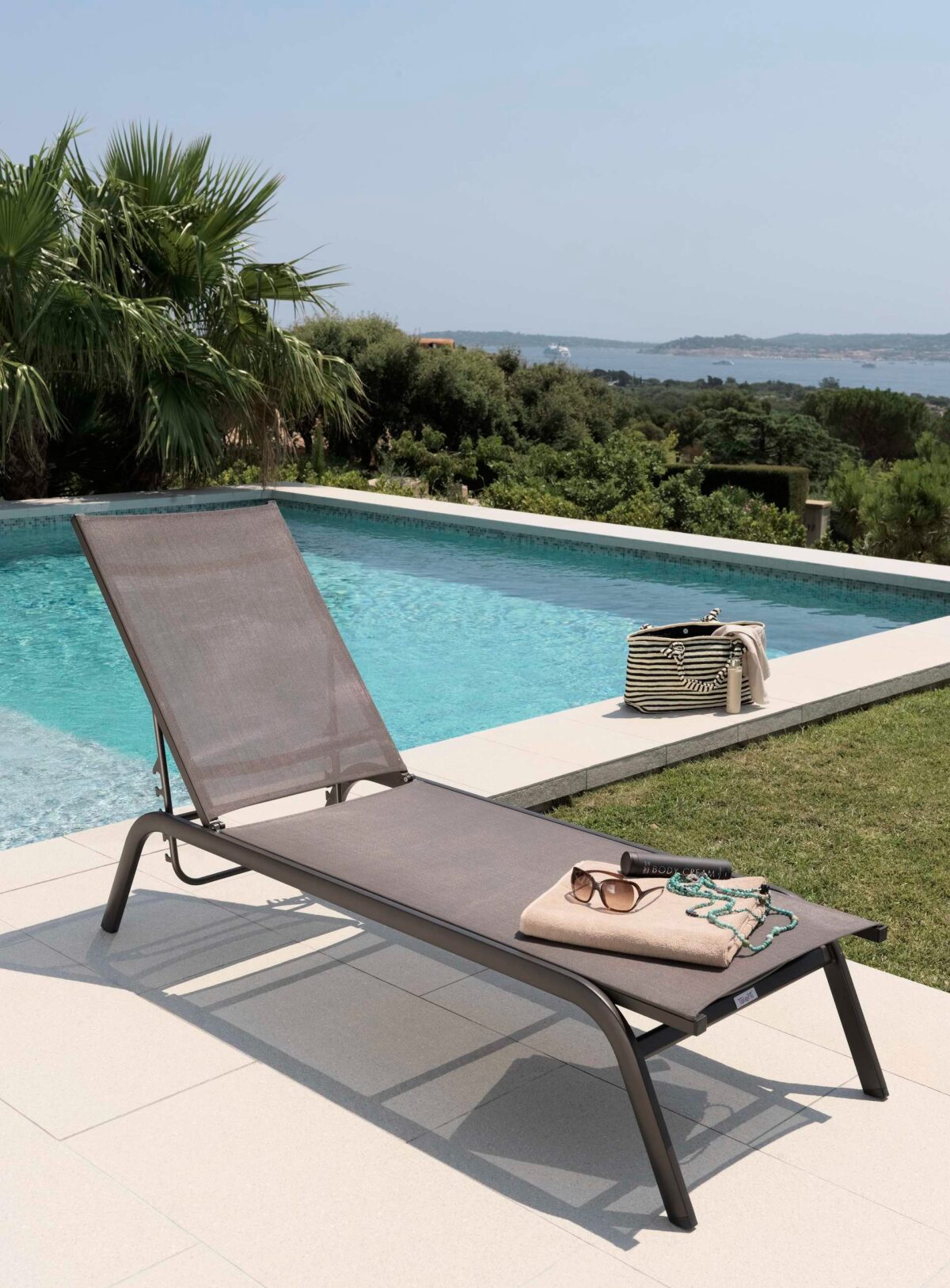 Refined Step armchair offering both comfort and Italian craftsmanship by Talentispa
