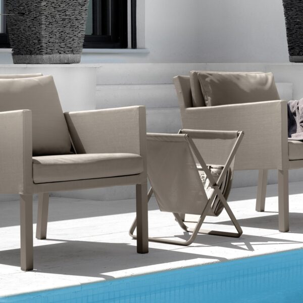 Step living armchair with modern geometric design by Talentispa