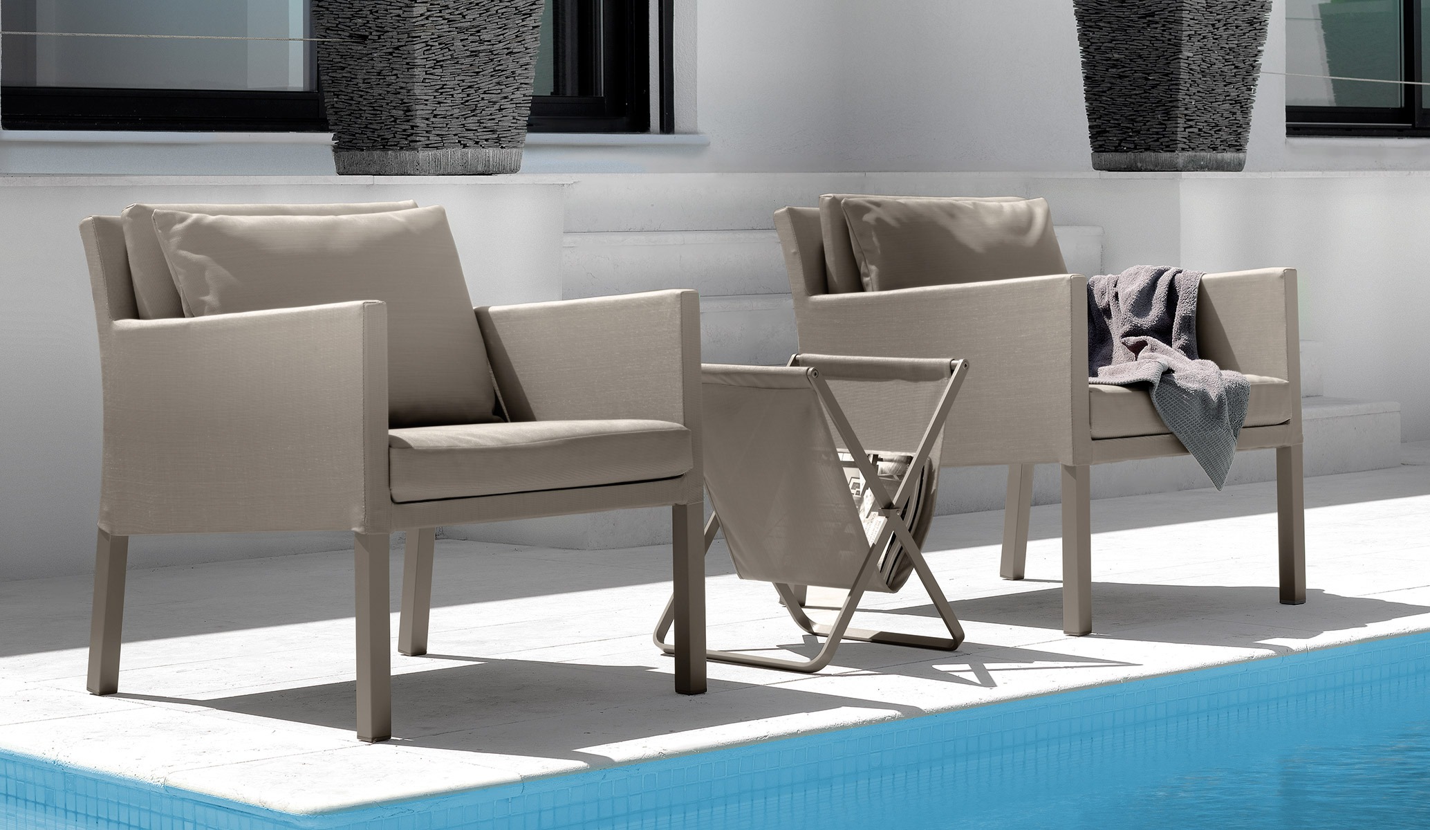 Step living armchair with modern geometric design by Talentispa
