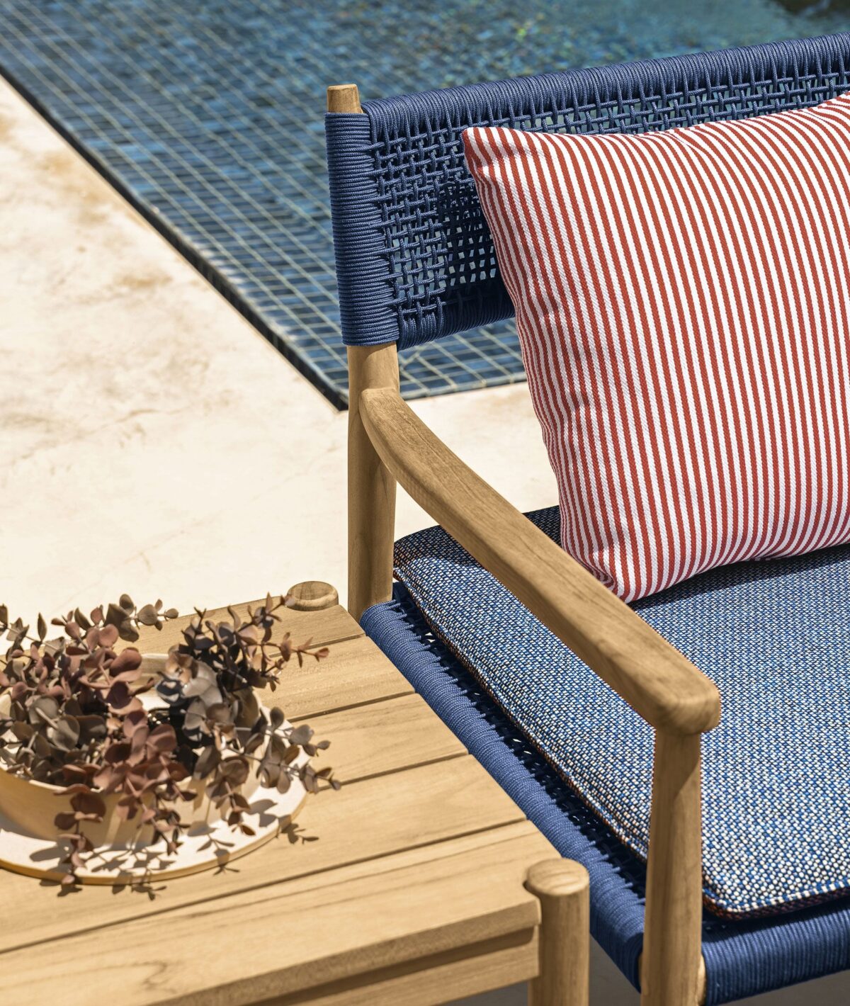 Close-up of the Talenti Dolcevita Love Seat's intricate rope weaving and teak accents