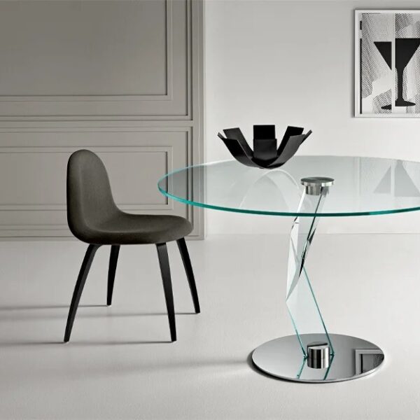 Bakkarat dining table by Tonelli Design with extra-clear glass top and central glass leg, displayed in Royal Oak, Michigan.